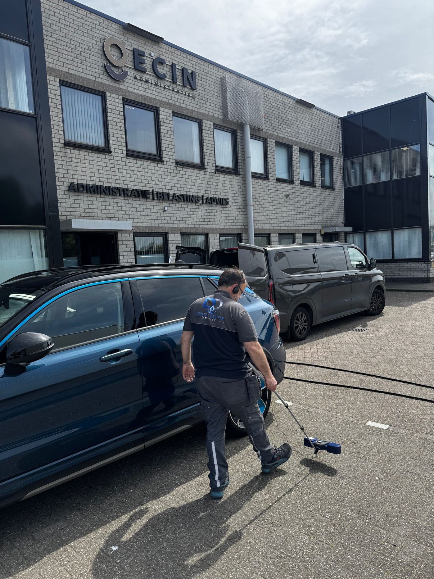 Monteur Lekdetectie De Dijk voert akoestische meting uit op parkeerplaats